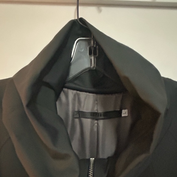 Woman’s Inoerial pleated Rain Coat - Picture 4 of 8